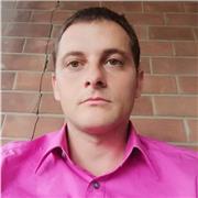 Docente di scuola superiore impartisce lezioni di scienze naturali